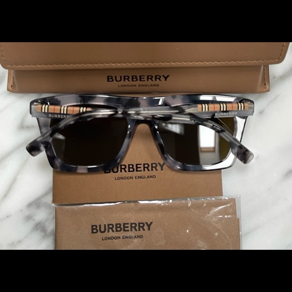 UNISEX BURBERRY SUNGLASSES WTH GREY HAVANA FRAMES AND BURBERRY LOGO ON THE ARMS - Picture 2 of 16